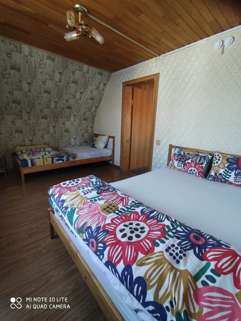 Трёхместный и более (Стандарт №2) мини-отеля Кедровый Дом Кочиевских, Горно-Алтайск