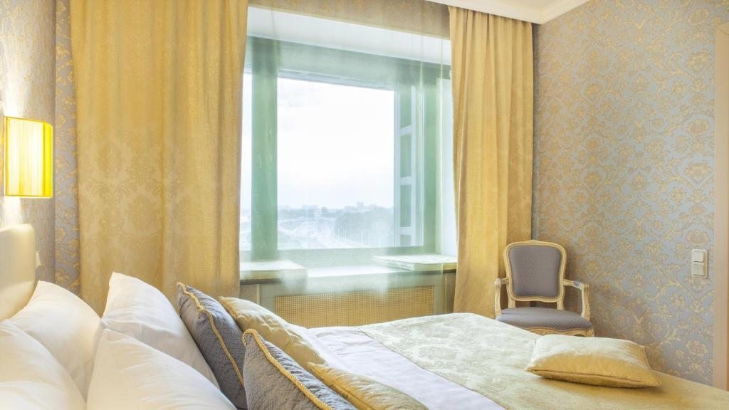 Сьюит (Представительский люкс с видом на реку) отеля Москва, Санкт-Петербург