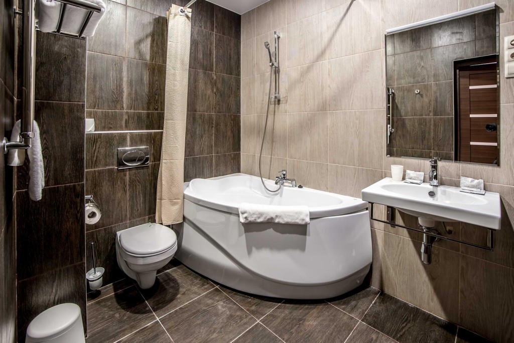 Ванная комната в одном из номеров "Полулюкс" в отеле «Русь» 4*, Санкт-Петербург. Отель Русь