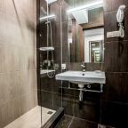 Ванная комната с душем в отеле «Русь» 4*, Санкт-Петербург