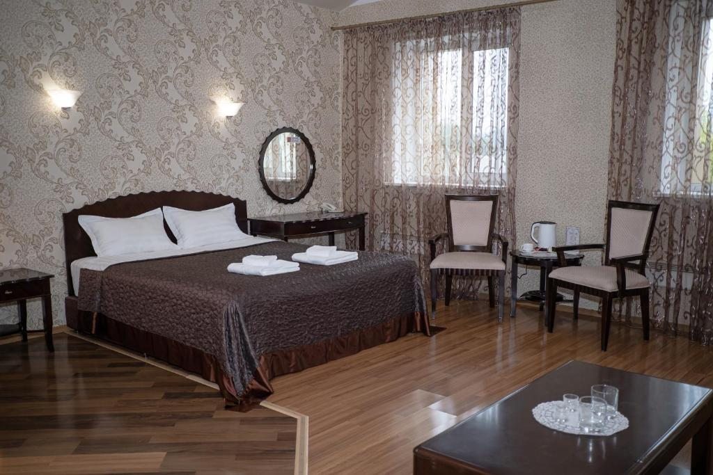 Двухместный (ПОЛУЛЮКС с двуспальной кроватью KING SIZE и раскладным диваном) гостиницы Бумеранг, Находка