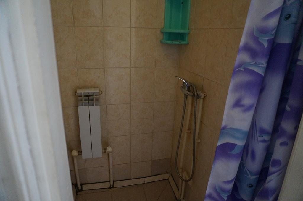 Четырехместный (Четырехместный номер эконом-класса с общей ванной комнатой) мотеля Блюз, Уссурийск