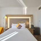 Двухместный (Номер Люкс - с двуспальной кроватью и диваном), Отель Novotel Красноярск центр