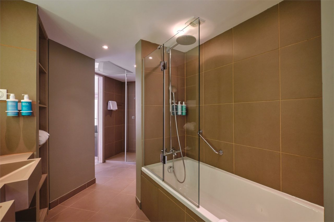 Двухместный (Номер Люкс - с двуспальной кроватью и диваном), Отель Novotel Красноярск центр