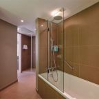 Двухместный (Номер Люкс - с двуспальной кроватью и диваном), Отель Novotel Красноярск центр