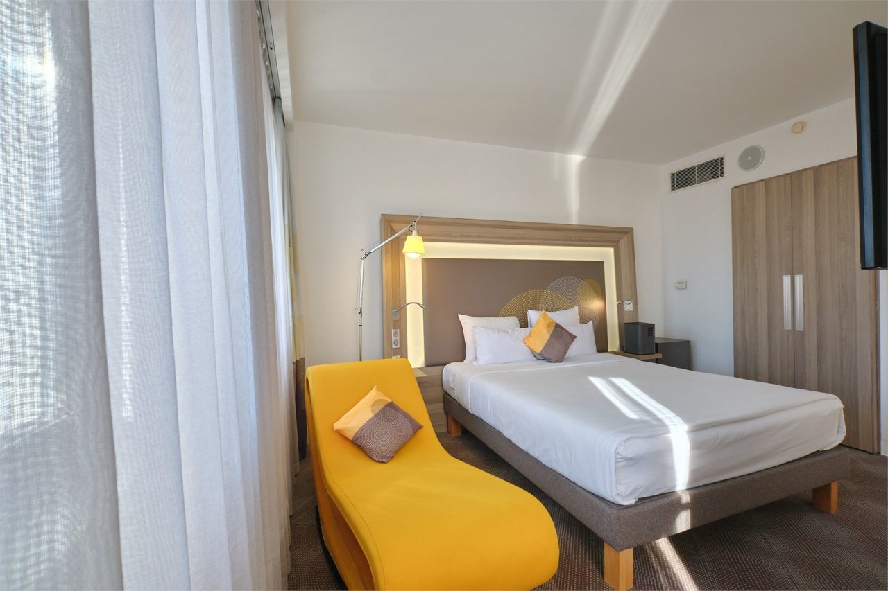 Двухместный (Номер Люкс - с двуспальной кроватью и диваном), Отель Novotel Красноярск центр