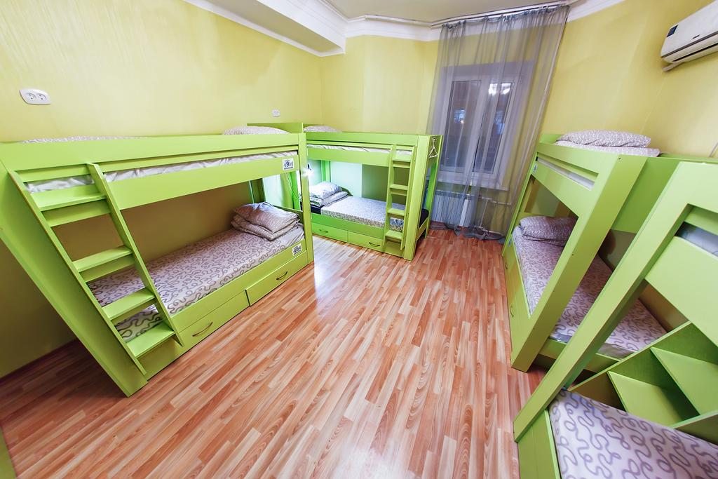 Номер (Нижняя полка на двухъярусной кровати в общем номере для мужчин) гостевого дома Барракуда, Хабаровск