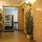 Магазин-автомат в холле отеля «Академия», Санкт-Петербург