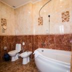 Двухместный (Двухкомнатный семейный стандарт с двуспальной кроватью и дополнительным местом), Гостиница Золотая бухта
