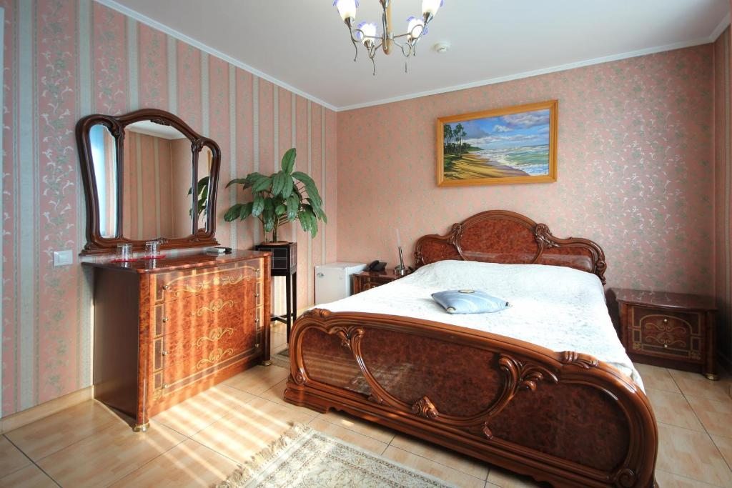 Двухместный (Улучшенный номер с кроватью размера «queen-size») отеля Надежда и К, Новокузнецк