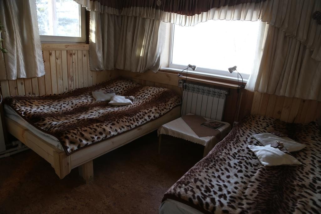Двухместный (Двухместный номер с 2 отдельными кроватями и общей ванной комнатой) отеля Никола, Листвянка