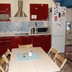 Общая кухня и лаундж в хостеле "Foxhole" в Новосибирске. 