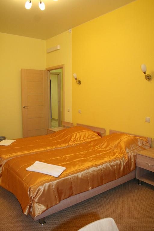 Двухместный (номер с 2 отдельными кроватями, общим душем и туалетом на два номера, 302) гостиницы Акватория, Новосибирск
