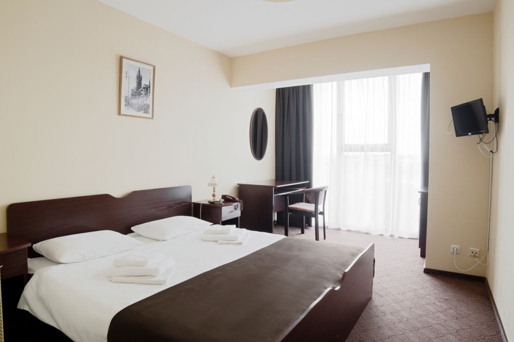 Двухместный (Двухместный номер категории Стандарт с общей кроватью и видом на озеро) гостиницы Балтика, Калининград