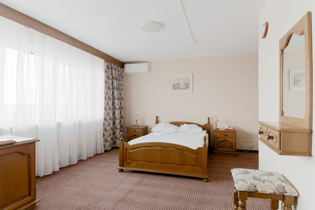 Двухместный (Двухместный номер категории Бизнес с общей кроватью, балконом и видом на озеро) гостиницы Балтика, Калининград