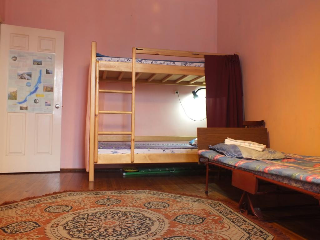 Номер (Кровать в общем номере для мужчин и женщин с 8 кроватями) хостела Адмирал, Иркутск