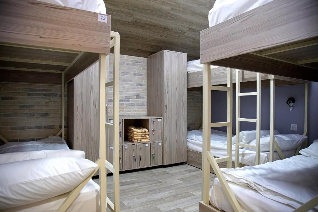 Номер (Спальное место на двухъярусной кровати в общем номере для мужчин и женщин) хостела В Коробке, Шерегеш