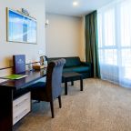 Двухкомнатный номер Люкс с панорамным окном и балконом