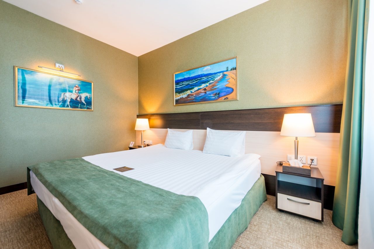 Двухкомнатный номер Люкс с панорамным окном и балконом