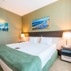 Двухкомнатный номер Люкс с панорамным окном и балконом