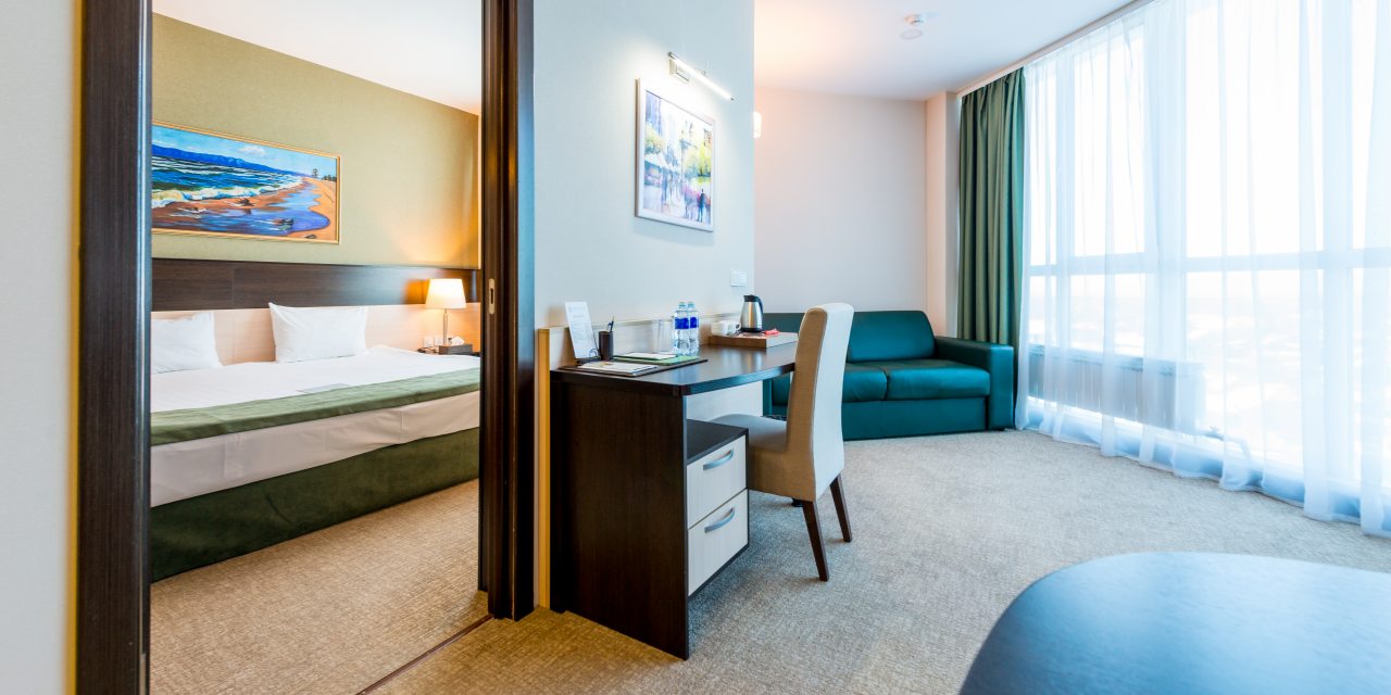 Двухкомнатный номер Люкс с панорамным окном и балконом