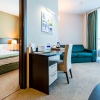 Двухкомнатный номер Люкс с панорамным окном и балконом