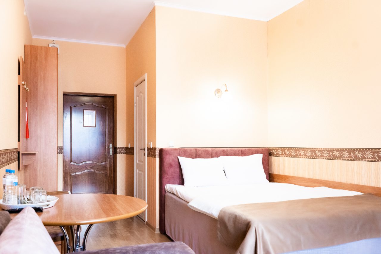 Двухместный (С 1 двуспальной кроватью и диваном) гостиницы Котбус, Калининград