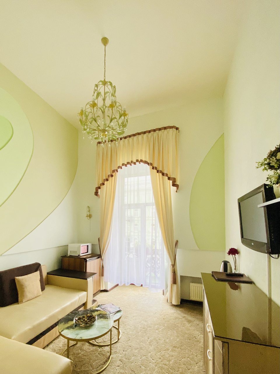 гостинная с балконом на Невский проспект