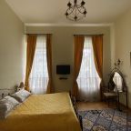 Светлый номер с потолками 4 метра