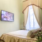 Двуспальная кровать в спальне