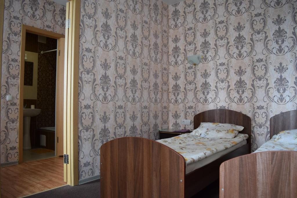 Двухместный (Улучшенный двухместный номер с 2 отдельными кроватями) отеля Уютная, Омск