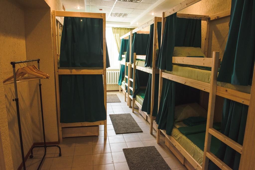 Номер (Кровать в общем 10-местном номере для мужчин) хостела Пазл на 19 Гвардейской Дивизии, Томск