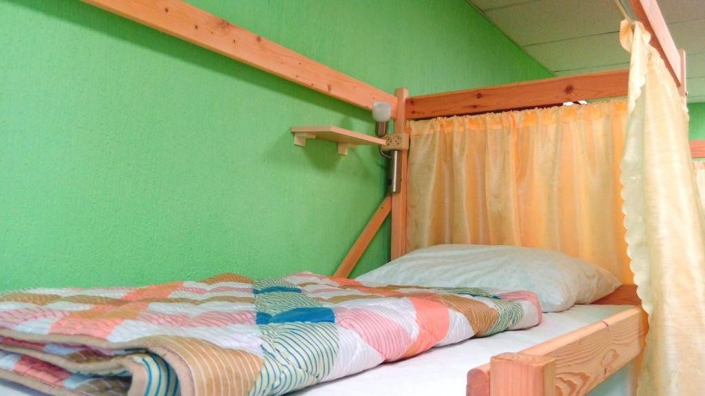 Номер (Верхнее спальное место на двухъярусной кровати в общем номере для женщин с 6 кроватями) хостела Новый Сочи