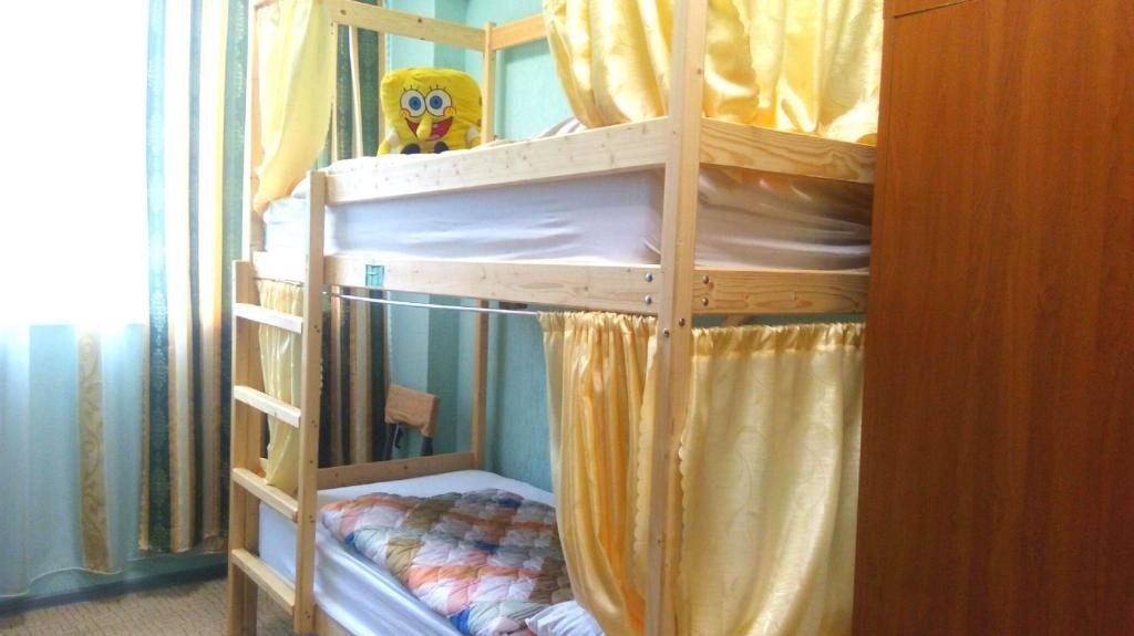 Номер (Нижнее спальное место на двухъярусной кровати в общем номере для женщин с 4 кроватями) хостела Новый Сочи