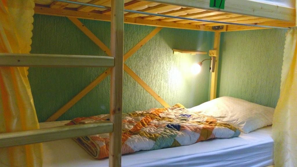 Номер (Нижнее спальное место на двухъярусной кровати в общем 10-местном номере для мужчин) хостела Новый Сочи