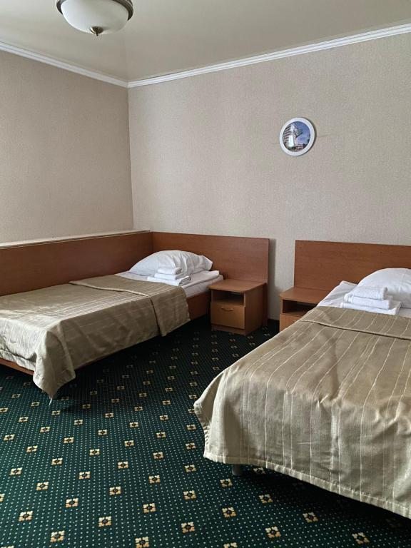Двухместный (Стандартный номер — Дополнительное здание — Лечение включено) отеля Тарханы, Пятигорск