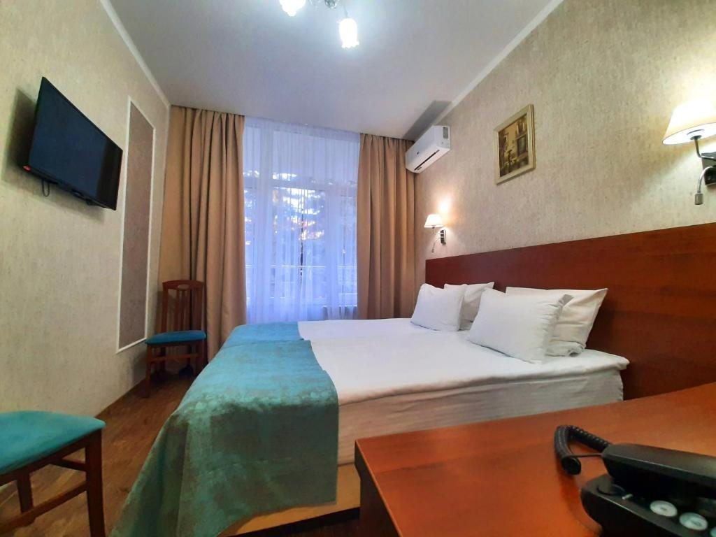 Двухместный (Стандартный двухместный номер с 1 кроватью или 2 отдельными кроватями и балконом) отеля Тарханы, Пятигорск