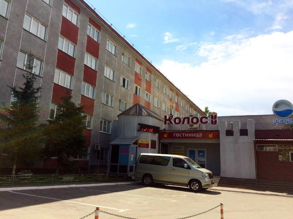 Центральный вход гостиницы Колос, Барнаул. Гостиница Колос