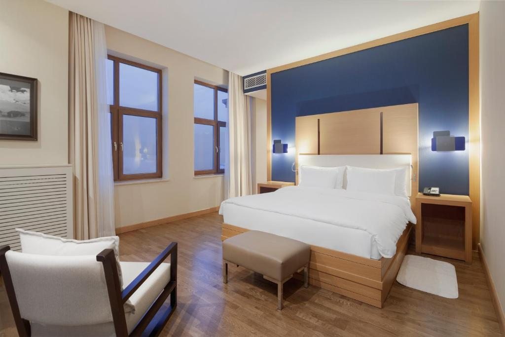 Сьюит (Улучшенный люкс с 1 двуспальной кроватью и видом на горы) курортного отеля Novotel Resort Krasnaya Polyana Sochi, Красная Поляна