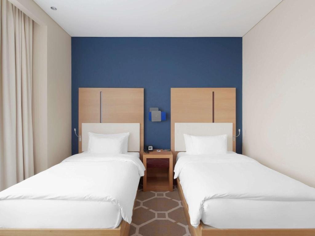 Двухместный (Улучшенный двухместный номер с 2 отдельными кроватями и видом на горы) курортного отеля Novotel Resort Krasnaya Polyana Sochi, Красная Поляна