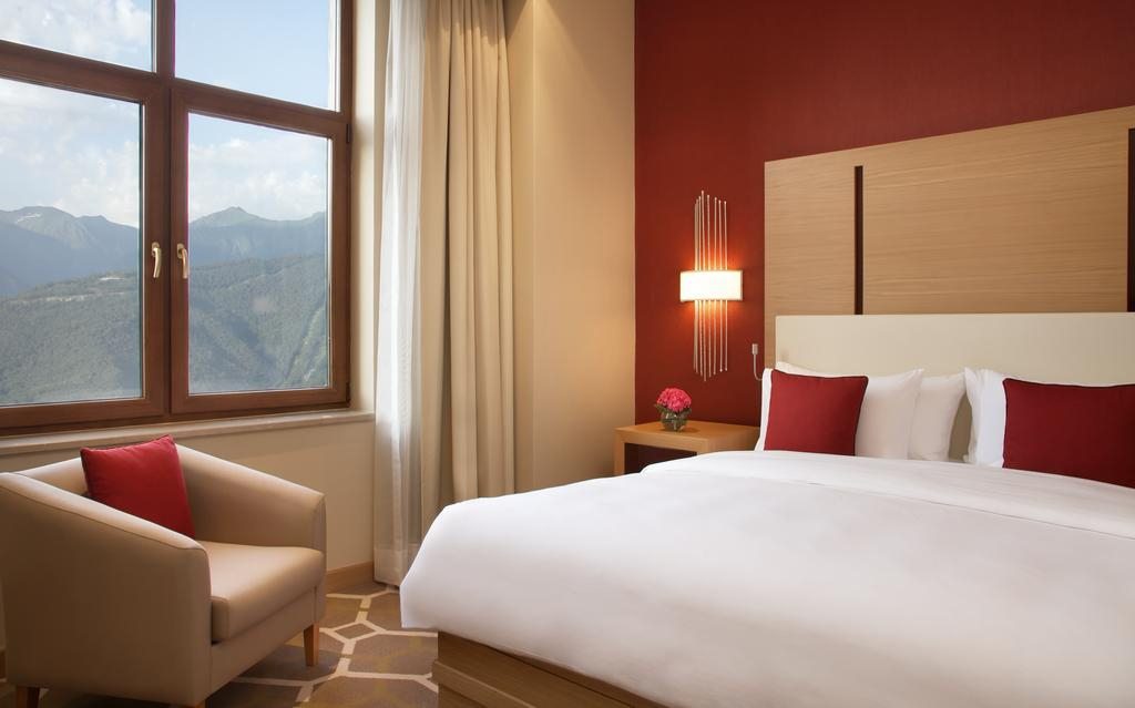De Luxe (Кинг с видом на горы) курортного отеля Novotel Resort Krasnaya Polyana Sochi, Красная Поляна