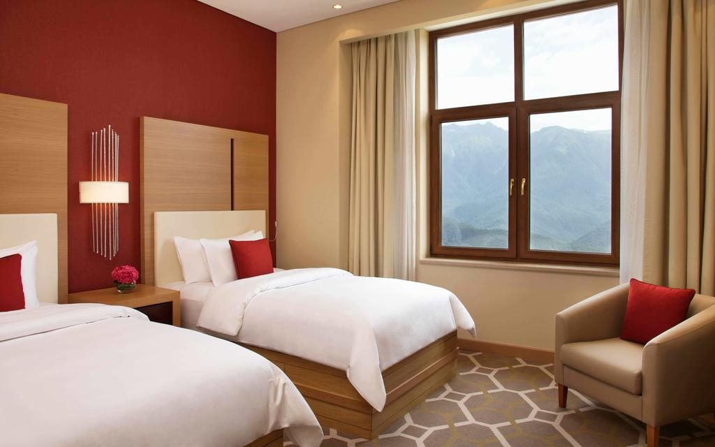 De Luxe (Твин с видом на горы) курортного отеля Novotel Resort Krasnaya Polyana Sochi, Красная Поляна