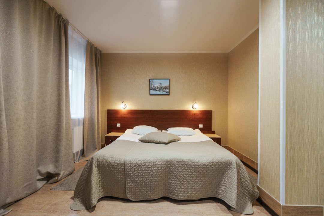 Двухместный (Улучшенный двухместный номер с  2 отдельными кроватями) отеля Соколиха, Псков