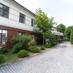 Своя ухоженная территория, Гостиница Каркушин Дом