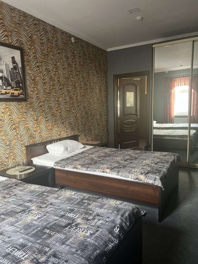 Двухместный (Двухместный номер «Комфорт» с 2 отдельными кроватями) отеля На Великой, Псков