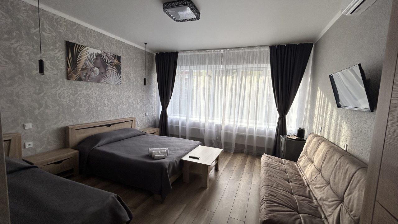 Люкс (Люкс ( 1 двухспальная кровать + 1 односпальная+ диван)) отеля Фаворит, Стерлитамак