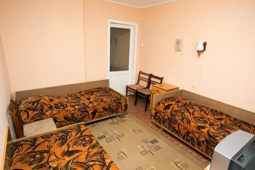 Трехместный (Трехместный номер с основными удобствами и общей ванной комнатой) гостиницы Юбилейная, Георгиевск