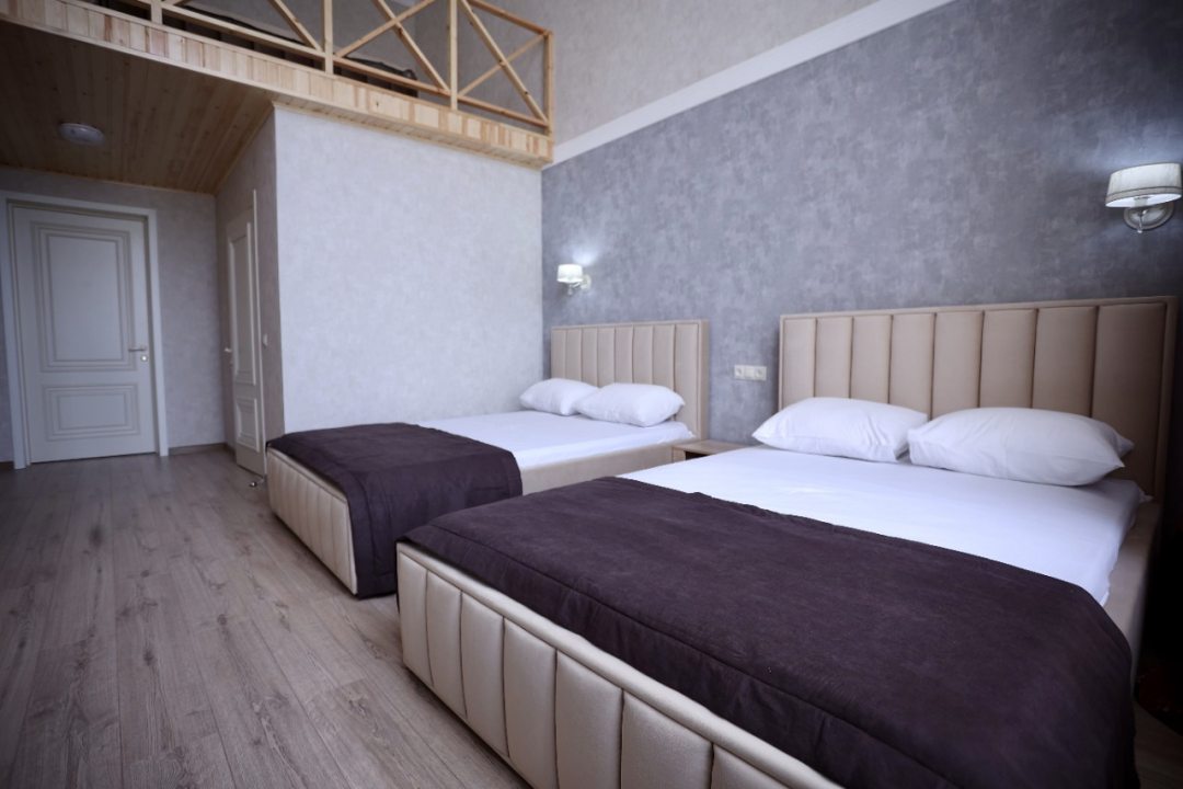 Семейный (Стандартный четырехместный номер с одной двуспальней и двумя односпальными кроватями) гостиницы Элит, Дербент