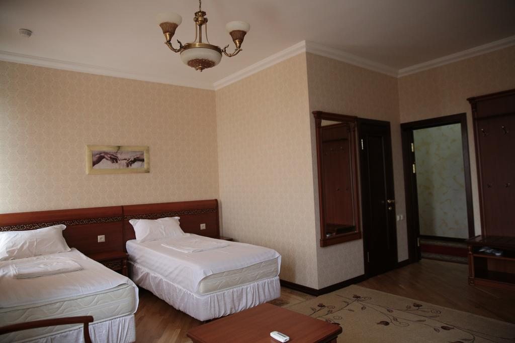 Двухместный (Большой двухместный номер с 2 отдельными кроватями) гостиницы Европа, Дербент