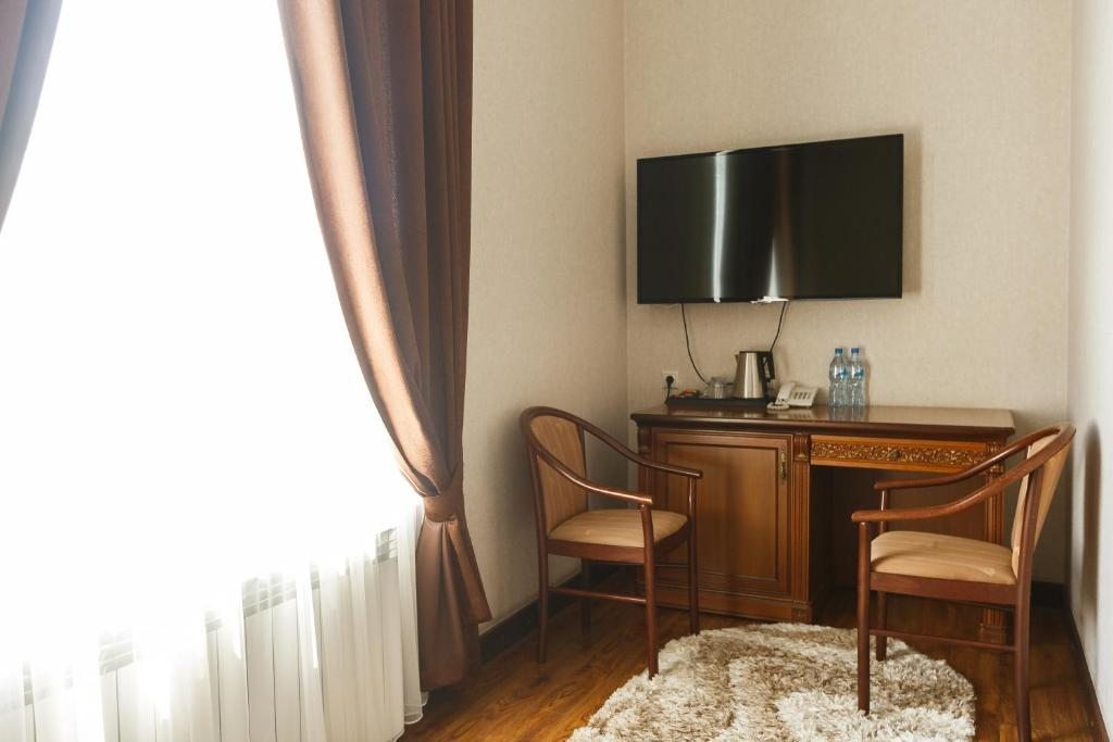 Двухместный (Улучшенный двухместный номер с 2 отдельными кроватями) гостиницы Европа, Дербент